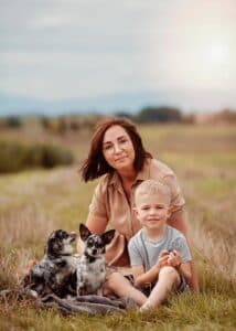 Agnieszka Aga Wirth-Polednia avec son fils Yann et leurs chiens